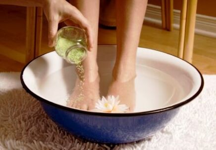 μπάνιο για τη θεραπεία του μύκητα των νυχιών των ποδιών